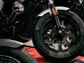 Ciśnienie w oponach motocykla: Czy wiesz, ile barów to norma?