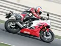 Motocyklista w czerwono-białym kombinezonie na torze ściga się na czerwono-białym motocyklu Yamaha. Od ilu lat trwa ta pasja?