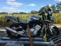 Srebrny motocykl Yamaha Fazer na przyczepce. Zastanawiasz się, ile kosztuje motocykl? Ten model to świetna opcja.