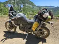 Motocykl Kove 800X Rally gotowy na przygodę, z bagażem na wyprawę po górskich drogach.