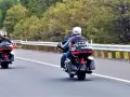 Trzech motocyklistów w kaskach jedzie drogą. Czy motocykl to pojazd samochodowy? To pytanie zadaje sobie wielu.