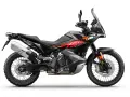 Czarny motocykl KTM Adventure 790 z pomarańczowo-czerwonymi akcentami, gotowy na każdą przygodę.
