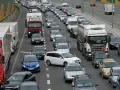 Korki na autostradzie, wiele samochodów i ciężarówek stoi w miejscu. Aktualne utrudnienia na drogach uniemożliwiają płynny ruch.