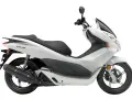 Biały skuter Honda PCX, idealny do miasta. Zastanawiasz się, ile pali skuter? Ten model jest bardzo oszczędny!