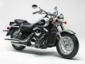 Kawasaki Vulcan 1500 wady: klasyczny cruiser z chromowanymi elementami, dwuosobowym siedzeniem i dużą mocą.