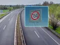Autostrada w Czechach z tablicą informującą o ograniczeniach prędkości do 150 km/h.
