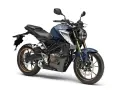 Niebieski motocykl Honda CB125R, uznawany za najmocniejszy motocykl 125, z brązowymi felgami i nowoczesnym designem.