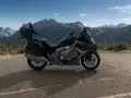 BMW 1600 GTL cena: luksusowy motocykl turystyczny na tle górskiego krajobrazu. Idealny na długie podróże.