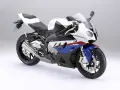 Sportowy motocykl BMW S1000RR 2018 w biało-niebiesko-czerwonych barwach, gotowy do podboju toru wyścigowego.