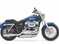 Błękitny motocykl Harley Sportster 1200 z chromowanymi elementami, gotowy na drogę.