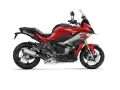 Czerwony motocykl sportowo-turystyczny BMW XR z szarymi akcentami i czarnym siedzeniem, gotowy na przygodę.