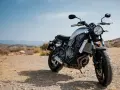 Motocykl Yamaha XSR 700 na pustkowiu. Zastanawiasz się, jakie ciśnienie w oponach motocykla 125? Ten model jest większy, ale warto sprawdzić!