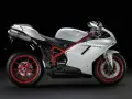 Biały motocykl Ducati 848 EVO z czerwonym stelażem i felgami, prezentujący sportowy design i moc.
