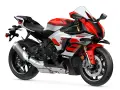 Sportowy motocykl Yamaha R1 w kolorze czerwono-białym, gotowy do wyścigów rn22.