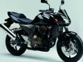 Czarny motocykl Kawasaki Z750. Poznaj jego dane techniczne i poczuj moc.