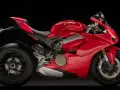Czerwony motocykl Ducati Panigale V4 na czarnym tle. Poznaj jego imponującą moc i sprawdź, jaka jest jego ducati panigale v4 cena.