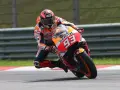Motocyklista w kombinezonie Repsol Honda z numerem 93 wykonuje ostry zakręt, stosując technikę przeciwskrętu.