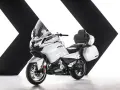 Biały, luksusowy motocykl turystyczny z kuframi, gotowy na dalekie podróże. Chińskie motocykle turystyczne oferują komfort i styl.