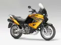 Złoty motocykl Honda Varadero 1000, gotowy na przygodę. Dane techniczne tego turystycznego enduraka zachęcają do dalekich podróży.