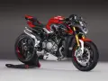 Czerwony motocykl MV Agusta Brutale 1000 RR na czarnym stojaku, gotowy do jazdy.