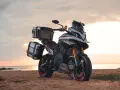 Motocykl z kuframi na plaży, idealny na podróże z prawem jazdy kat B. Motocykl 250 cc.