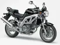 Czarny Suzuki SV 650, klasyk z widocznymi wadami, jak np. wydech.