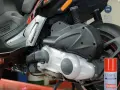 Skuter Gilera z widocznym silnikiem 4t. Może to być przyczyna, dla której po dodaniu gazu silnik się dusi. Obok stoi spray do czyszczenia hamulców.