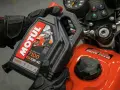 Rękawice motocyklowe trzymają olej Motul 7100 10W-40. Pytanie brzmi: co ile wymieniać olej w crossie 4t?