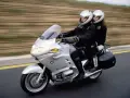 Para podróżuje na srebrnym BMW R 1100 RT. Choć motocykl ten ma swoje wady, podróż wygląda na komfortową.