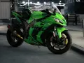 Japoński motocykl Kawasaki Ninja ZX-10R w jaskrawym zielonym kolorze, gotowy do nocnej jazdy.