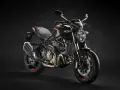 Czarny Ducati Monster. Idealny motor na 165 cm wzrostu, lekki i zwinny, gotowy na miejskie przygody.