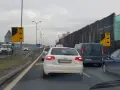 Korek na drodze, znaki informują o zalecanej zasadzie ruchu "na suwak". Unikaj mandatu, stosuj się do przepisów.