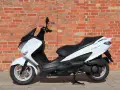 Biały skuter Suzuki Burgman 125, idealny do miasta. Zastanawiasz się nad jego spalaniem? Ten model słynie z oszczędności.