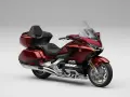 Czerwony motocykl Honda Goldwing 1500, choć luksusowy, może mieć pewne wady, np. dużą masę.