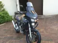 Czarny motocykl Yamaha TDM 850 z turystyczną owiewką i dodatkowymi światłami LED, gotowy na przygodę.