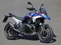 Nowy motocykl BMW R1300GS w kolorze niebieskim z białymi i czerwonymi akcentami, gotowy na przygodę.