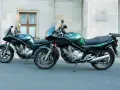 Dwa zielone motocykle Yamaha XJ6 Diversion stoją obok siebie. Ich dane techniczne są imponujące, a wygląd zachwyca.