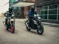 Dwóch motocyklistów na motocyklach BMW G ściga się po mieście.