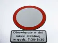 Znak b1 zakazu wjazdu, z tabliczką "Obowiązuje w dni nauki szkolnej w godz. 7:30-8:30".