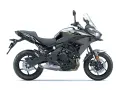 Szary motocykl turystyczny Kawasaki Versys 650. Sprawdź kawasaki versys 650 dane techniczne i przygotuj się na przygodę.