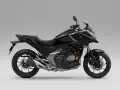 Czarny motocykl Honda NC750X. Poznaj jego honda nc750x dane techniczne i możliwości.