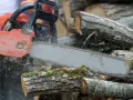 Praca z piłą łańcuchową Husqvarna wymaga precyzji. Regulacja gaźnika zapewnia optymalną pracę silnika podczas cięcia drewna.
