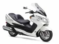 Biały skuter Suzuki Burgman 400, idealny do miasta. Poznaj jego dane techniczne i ciesz się jazdą.