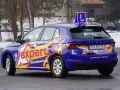 Niebieski Skoda z napisem "expert" i literą "L" na dachu. Idealny, by po prawie jazdy B zrobić A!