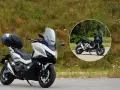 Srebrny skuter Honda Forza 750 z kufrem, w tle okrągłe zdjęcie czarnego modelu. Idealny do szybkiej jazdy, sprawdzamy honda forza 750 prędkość maksymalna.
