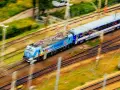 Pociąg IC "Adriatic Express" pędzi po torach, łącząc Tarnów z Lublinem.