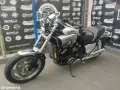 Srebrny Yamaha V-Max, potężny motocykl, gotowy na drogę. Nie jest to Suzuki Hayabusa, ale równie imponujący.