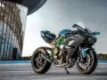 Kawasaki Ninja H2R, maszyna o potężnej mocy, z zielonymi akcentami i futurystycznym designem, gotowa do bicia rekordów.
