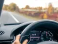 Prędkościomierz pokazuje 108 km/h. Uważaj na taryfikator mandatów za prędkość, bo to już sporo!