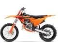 Pomarańczowy motocykl KTM SX 85, gotowy do wyścigów. Zastanawiasz się, ile koni ma ten model?